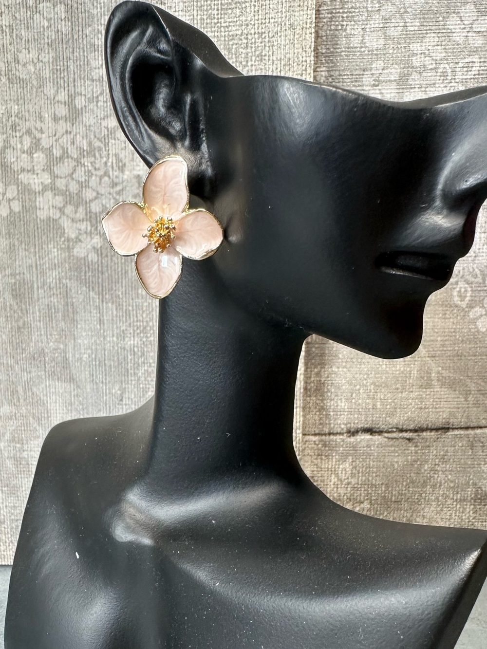nOir Jewelry | Peachy Cream Floral Earrings | New